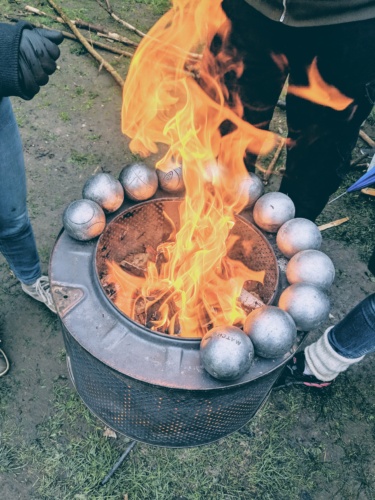 Bei eisigen Temperaturen hilft nur Feuer! Feuertonne beim Boule.